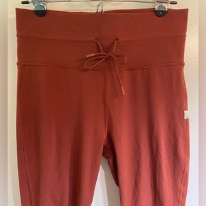 Vuori Daily Joggers in Fig